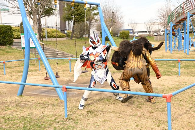 仮面ライダードレッド参式、再び！「仮面ライダーガッチャード」第30話場面カット（2枚目）