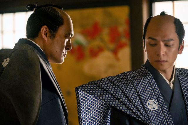 意次（渡辺謙）と治済（生田斗真）