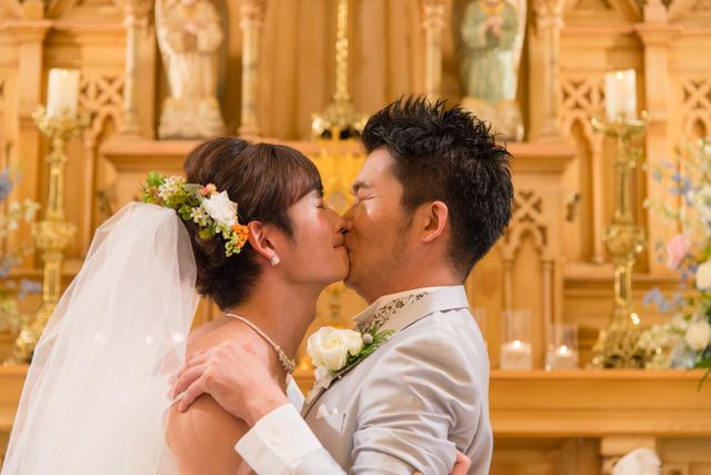 岡田将生、ウエディングドレス姿で男性同士のキス！フォトギャラリー：フォトギャラリー