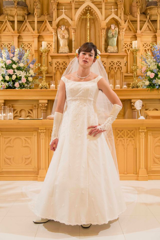 岡田将生、ウエディングドレス姿で男性同士のキス！フォトギャラリー（2枚目）