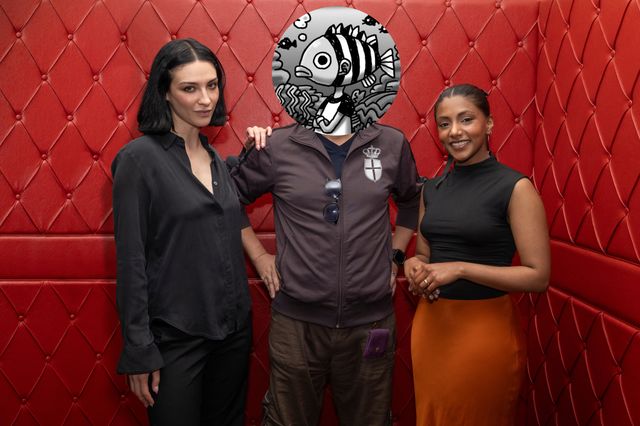 「ONE PIECE」尾田栄一郎、実写版ビビ＆ロビンと対面！シーズン2現場訪問の様子：フォトギャラリー