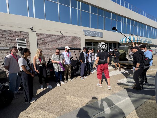 「ONE PIECE」尾田栄一郎、実写版ビビ＆ロビンと対面！シーズン2現場訪問の様子（2枚目）