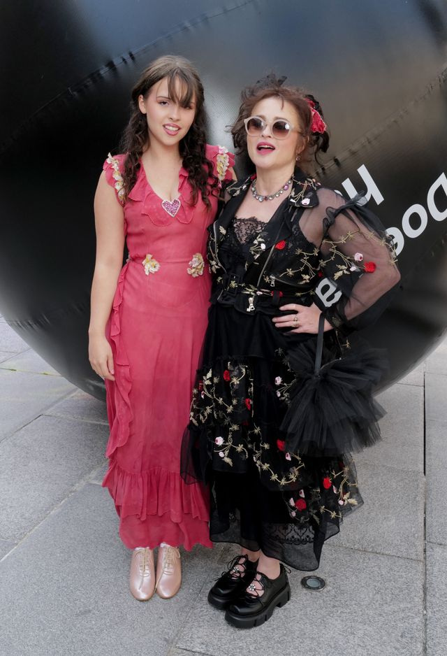 ヘレナ・ボナム・カーターと17歳の娘ネル・バートン（4枚目）