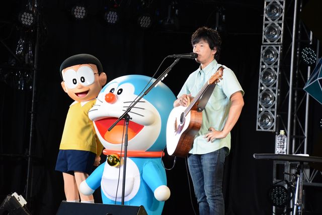 ドラえもんとのび太、秦基博の弾き語りに“ドラ泣き”ならぬ“秦泣き”フォトギャラリー：フォトギャラリー