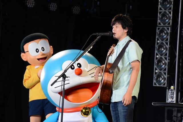 ドラえもんとのび太、秦基博の弾き語りに“ドラ泣き”ならぬ“秦泣き”フォトギャラリー（2枚目）