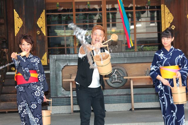 虎ノ門の金刀比羅宮で豪快に打ち水を行う全日本プロレスの潮崎豪