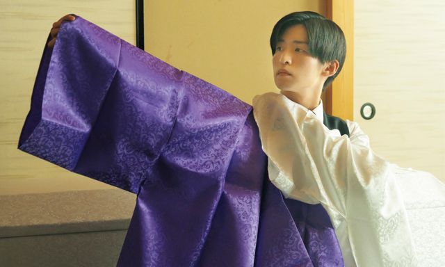 真剣なまなざしで「納棺の儀」を執り行う目黒蓮！『ほどなく、お別れです』場面カット：フォトギャラリー