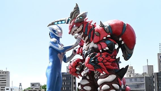 「ウルトラマンテオ」破壊暴竜デスドラゴに挑む！10月放送回の場面写真（2枚目）