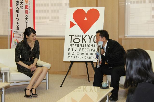 栗山千明が猪瀬東京都知事を表敬訪問！フォトギャラリー：フォトギャラリー