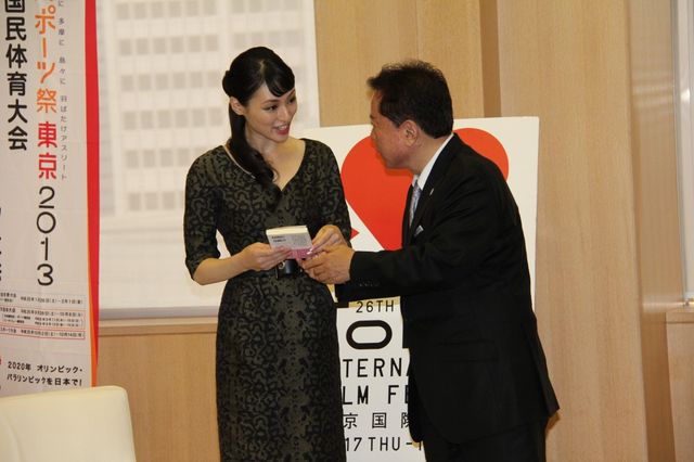 栗山千明が猪瀬東京都知事を表敬訪問！フォトギャラリー（2枚目）