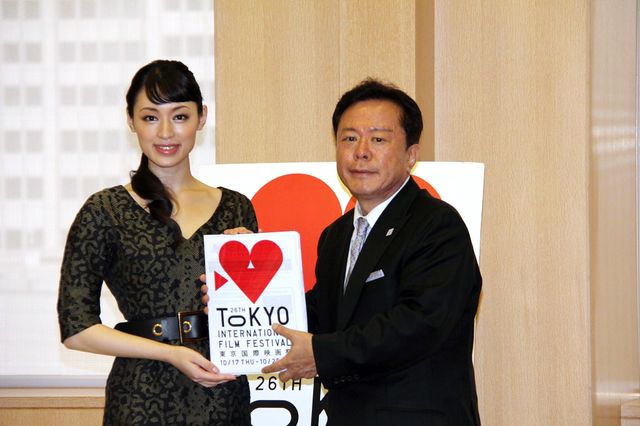 栗山千明が猪瀬東京都知事を表敬訪問！フォトギャラリー（3枚目）