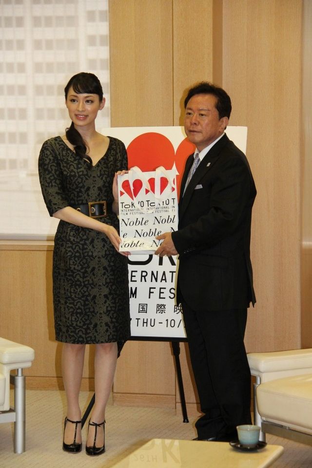 栗山千明が猪瀬東京都知事を表敬訪問！フォトギャラリー（4枚目）