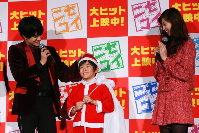 中島健人の“神演出”に大歓声！『ニセコイ』公開記念舞台あいさつ（3枚目）