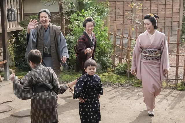 長男の勘太＆次男の勲らと一緒に…朝ドラ「ばけばけ」第116回の場面写真（2枚目）