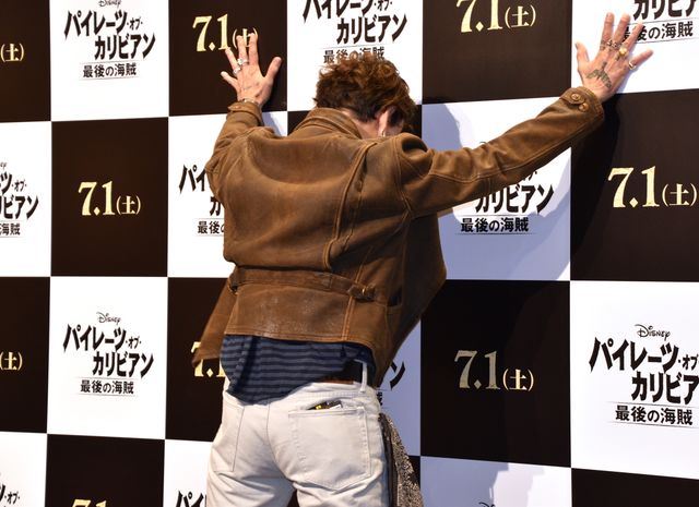 全身＆バックショットも！来日したジョニー・デップWEB合同取材フォトギャラリー（13枚目）