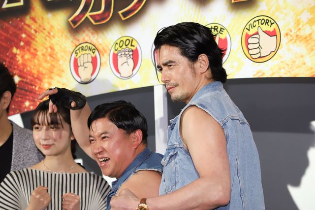 伊藤英明＆スギちゃんがGジャン交換！『KAPPEI カッペイ』大爆笑御礼舞台あいさつ（4枚目）