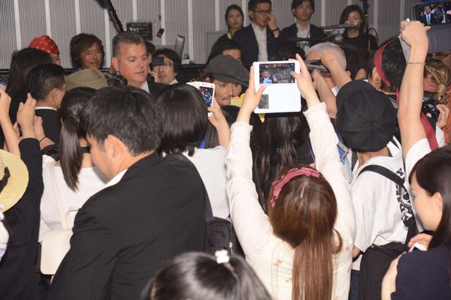 ジョニー・デップに押し寄せる人、人、人！『パイレーツ・オブ・カリビアン／最後の海賊』夏祭りプレミア！（5枚目）