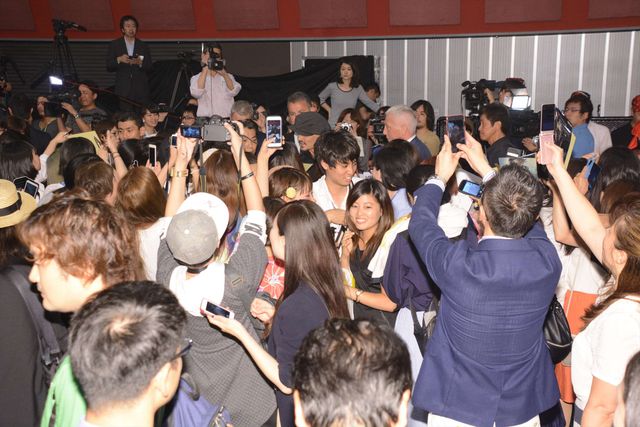 ジョニー・デップに押し寄せる人、人、人！『パイレーツ・オブ・カリビアン／最後の海賊』夏祭りプレミア！（6枚目）