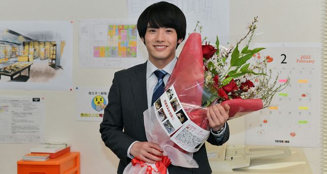 赤楚衛二の晴れやかな表情！映画『チェリまほ THE MOVIE ～30歳まで童貞だと魔法使いになれるらしい～』クランクアップ写真：フォトギャラリー