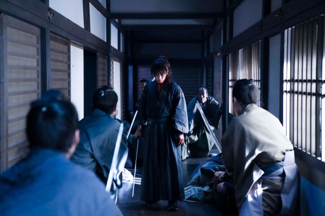 狂気…『るろうに剣心 最終章 The Beginning』血まみれで人を斬り殺していく緋村抜刀斎:フォトギャラリー