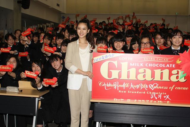 ちょっぴり恥ずかしそう？熱血指導中！武井咲“先生”フォトギャラリー（8枚目）