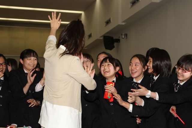 ちょっぴり恥ずかしそう？熱血指導中！武井咲“先生”フォトギャラリー（11枚目）