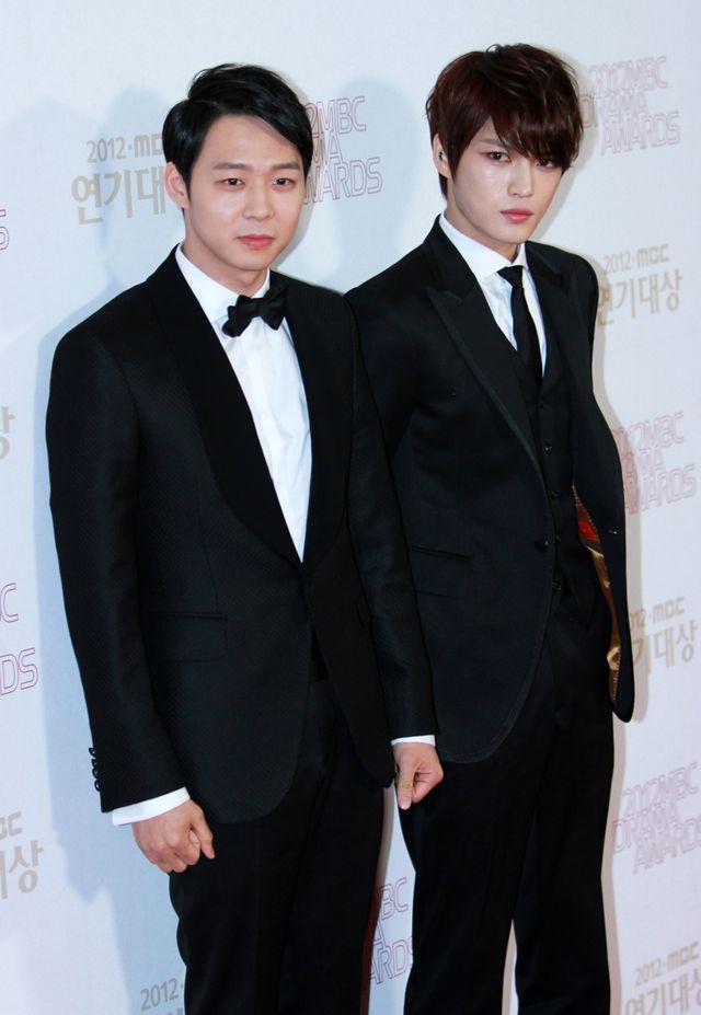 JYJのユチョンとジェジュン、「2012 MBC演技大賞」のレッドカーペットを一緒に歩く＜韓国JPICTURES＞（2枚目）