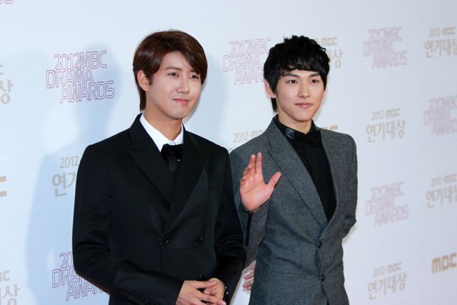 JYJのユチョンとジェジュン、「2012 MBC演技大賞」のレッドカーペットを一緒に歩く＜韓国JPICTURES＞（5枚目）