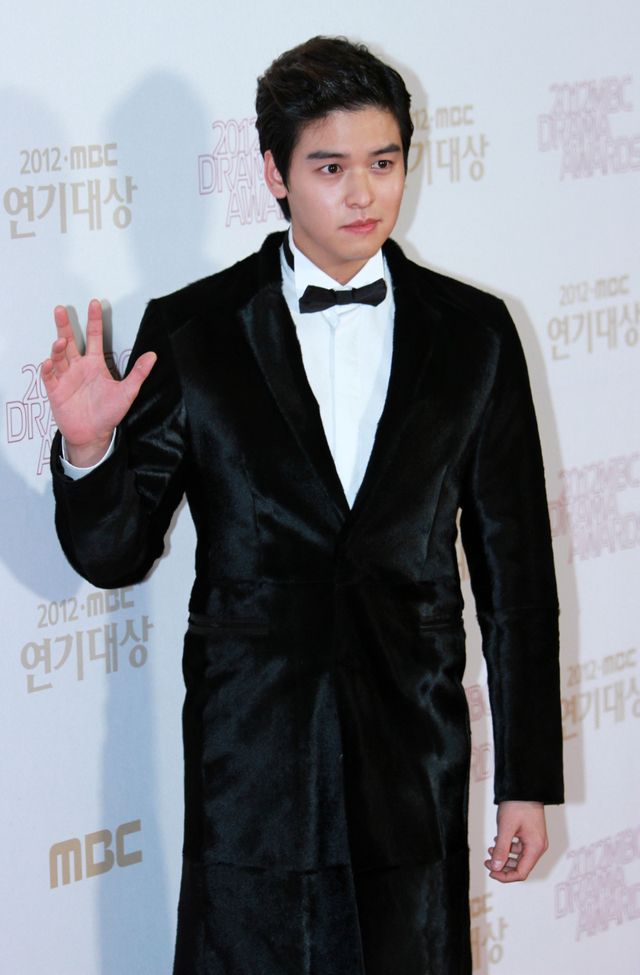 JYJのユチョンとジェジュン、「2012 MBC演技大賞」のレッドカーペットを一緒に歩く＜韓国JPICTURES＞（14枚目）