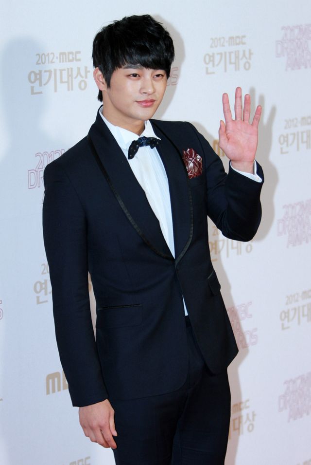 JYJのユチョンとジェジュン、「2012 MBC演技大賞」のレッドカーペットを一緒に歩く＜韓国JPICTURES＞（19枚目）