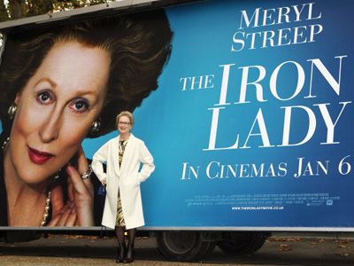 メリル・ストリープ、『マーガレット・サッチャー 鉄の女の涙』の巨大ポスターの前でポーズ