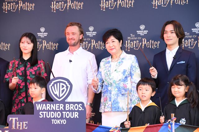 としまえん跡地の『ハリポタ』施設、ついにオープン！トム・フェルトン＆浜辺美波＆小野賢章がテープカット：フォトギャラリー