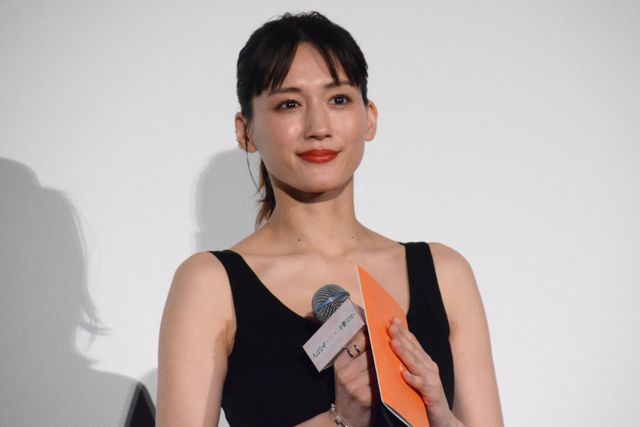 綾瀬はるか、黒ドレスで登場！菅田将暉、妻夫木聡らと『人はなぜラブレターを書くのか』初日舞台挨拶（2枚目）