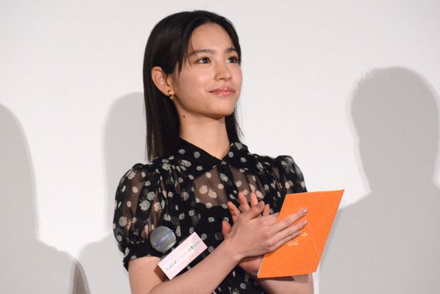 綾瀬はるか、黒ドレスで登場！菅田将暉、妻夫木聡らと『人はなぜラブレターを書くのか』初日舞台挨拶（3枚目）