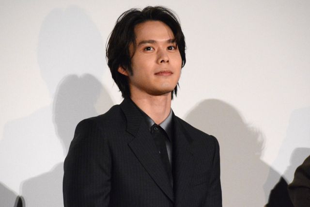 綾瀬はるか、黒ドレスで登場！菅田将暉、妻夫木聡らと『人はなぜラブレターを書くのか』初日舞台挨拶（4枚目）