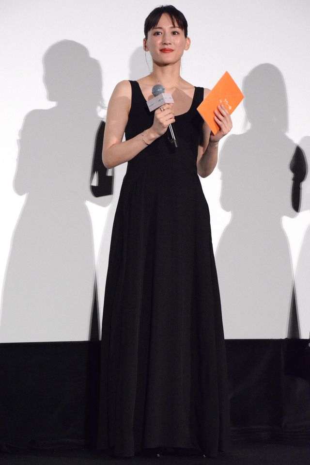 綾瀬はるか、黒ドレスで登場！菅田将暉、妻夫木聡らと『人はなぜラブレターを書くのか』初日舞台挨拶（8枚目）