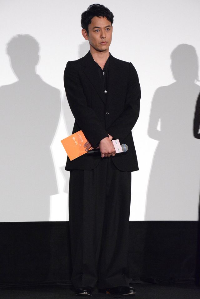 綾瀬はるか、黒ドレスで登場！菅田将暉、妻夫木聡らと『人はなぜラブレターを書くのか』初日舞台挨拶（12枚目）