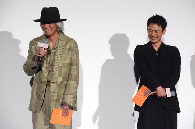 綾瀬はるか、黒ドレスで登場！菅田将暉、妻夫木聡らと『人はなぜラブレターを書くのか』初日舞台挨拶（14枚目）