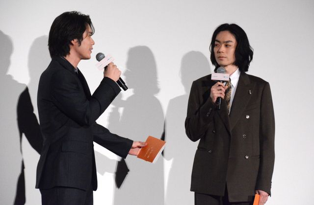 綾瀬はるか、黒ドレスで登場！菅田将暉、妻夫木聡らと『人はなぜラブレターを書くのか』初日舞台挨拶（15枚目）