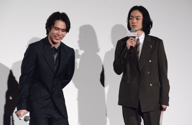 綾瀬はるか、黒ドレスで登場！菅田将暉、妻夫木聡らと『人はなぜラブレターを書くのか』初日舞台挨拶（16枚目）
