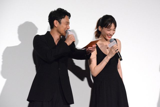 綾瀬はるか、黒ドレスで登場！菅田将暉、妻夫木聡らと『人はなぜラブレターを書くのか』初日舞台挨拶（17枚目）