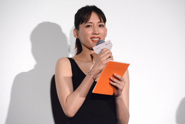 綾瀬はるか、黒ドレスで登場！菅田将暉、妻夫木聡らと『人はなぜラブレターを書くのか』初日舞台挨拶（18枚目）