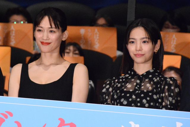 綾瀬はるか、黒ドレスで登場！菅田将暉、妻夫木聡らと『人はなぜラブレターを書くのか』初日舞台挨拶（21枚目）