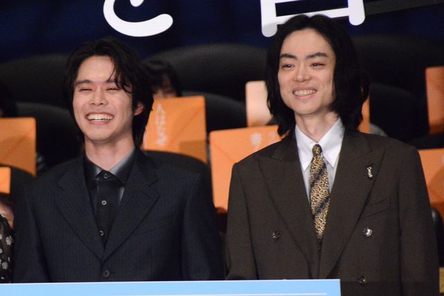 綾瀬はるか、黒ドレスで登場！菅田将暉、妻夫木聡らと『人はなぜラブレターを書くのか』初日舞台挨拶（22枚目）