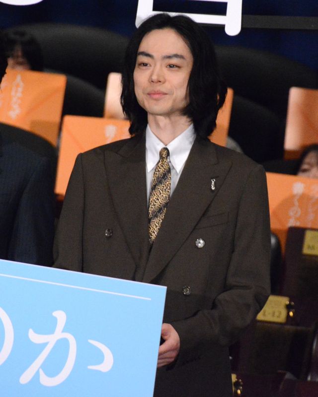 綾瀬はるか、黒ドレスで登場！菅田将暉、妻夫木聡らと『人はなぜラブレターを書くのか』初日舞台挨拶（23枚目）