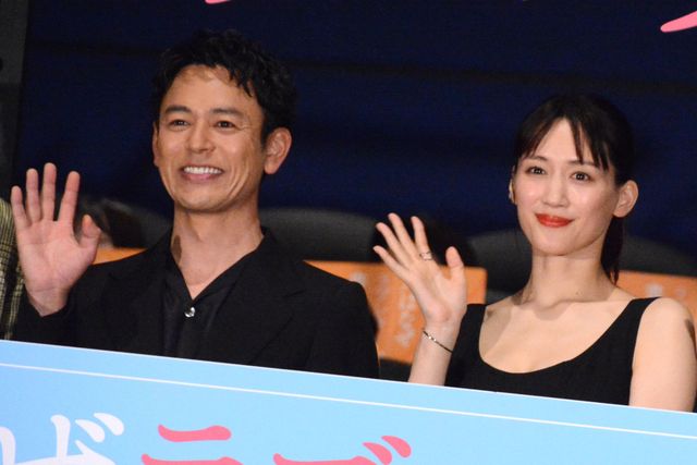 綾瀬はるか、黒ドレスで登場！菅田将暉、妻夫木聡らと『人はなぜラブレターを書くのか』初日舞台挨拶（24枚目）