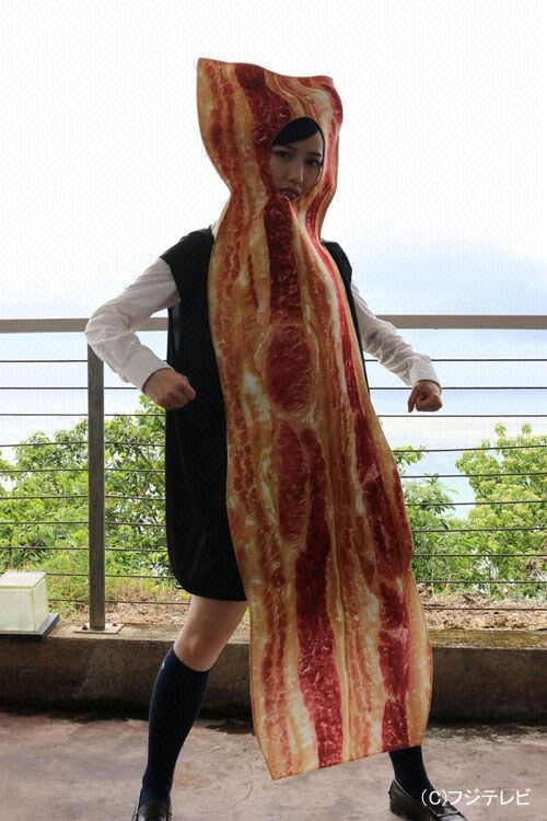 まゆゆ、衝撃のベーコン姿公開！フォトギャラリー：フォトギャラリー