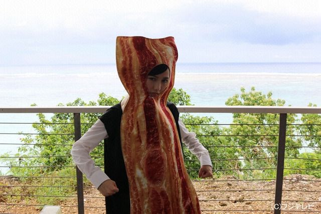 まゆゆ、衝撃のベーコン姿公開！フォトギャラリー（2枚目）