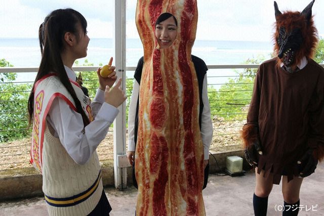 まゆゆ、衝撃のベーコン姿公開！フォトギャラリー（4枚目）