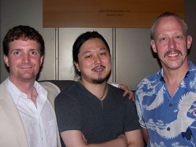 左と右は、ニューヨーク・アジアン・フィルム・フェスティバルの主催者マーク・ウォルコー、グレイディー・ヘンドリックス、中央はジャパン・ソサエティー映画部のサミュエル・ジャミエ